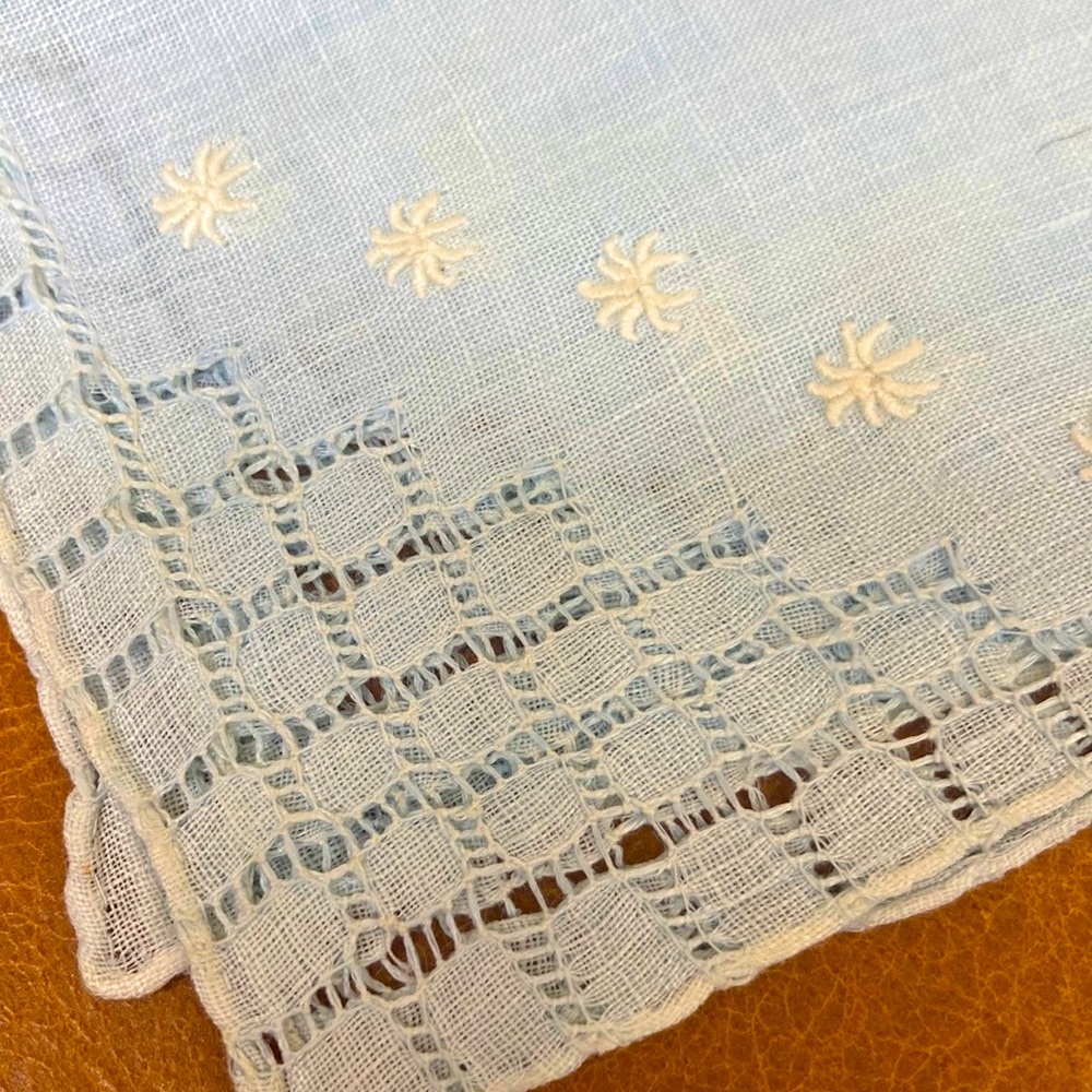 Antique linen sky blue & Cream needlework Handkerchief little daisies 1930s